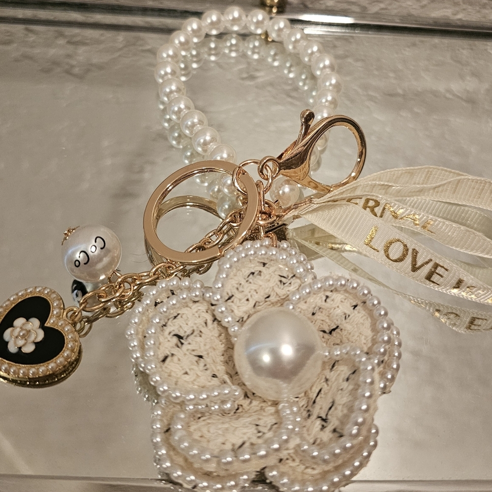 WOMEN'S NEW WHITE PEARLED WRIST BAG CHARM - Picture 2 of 3